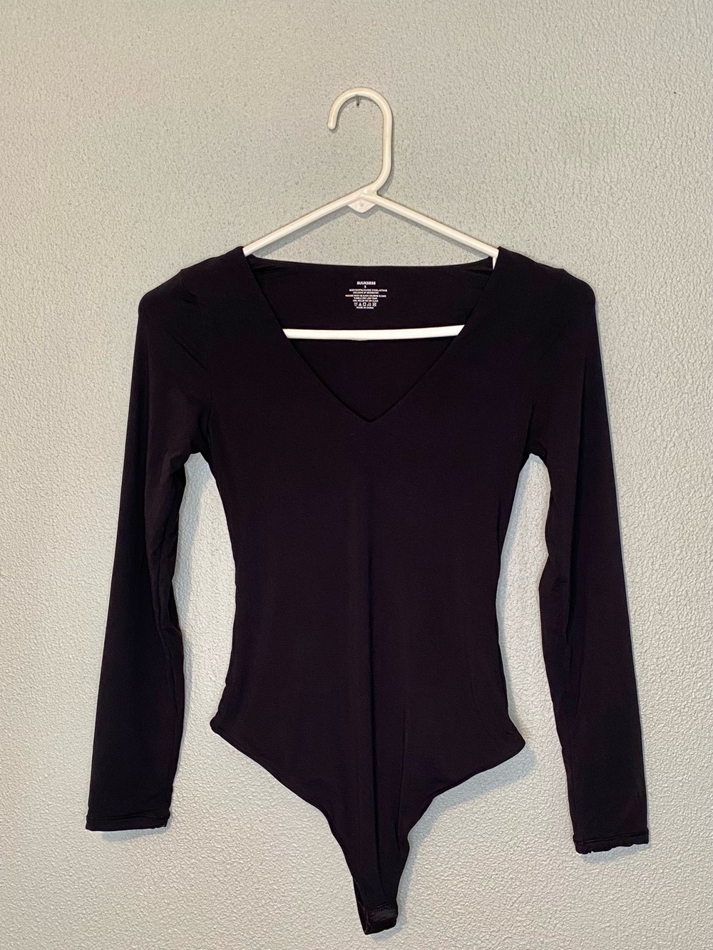 Women’s V Neck Long Sleeve Thong Bodysuit - Picture 3 of 6